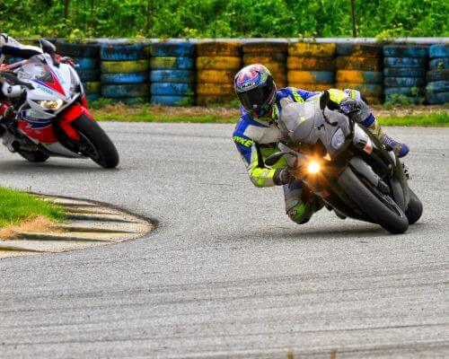 corso di gruppo moto pista