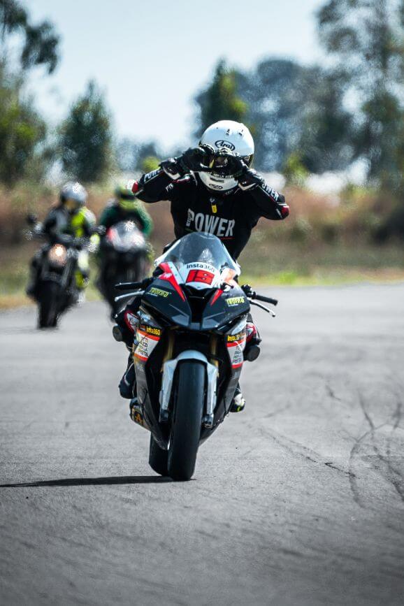 lezione moto su pista circuito internazionale del volturno